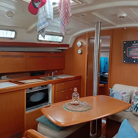 بوتيل Sailing Yacht *