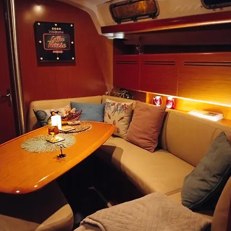 船屋 Sailing Yacht